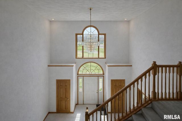 1100 HILLCREST Drive, Washington, IL 61571