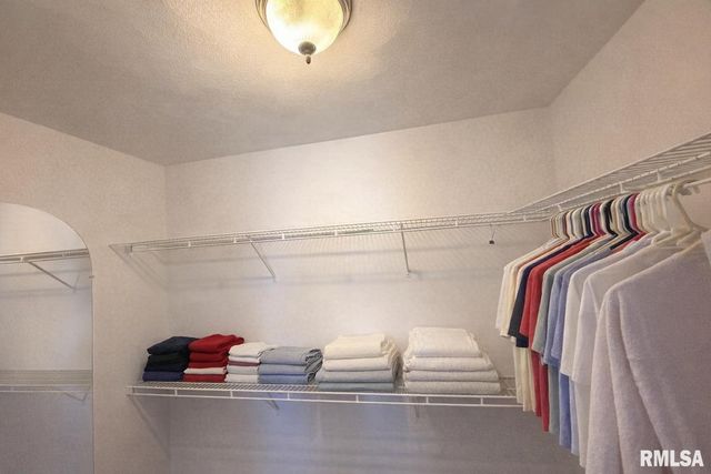 1100 HILLCREST Drive, Washington, IL 61571