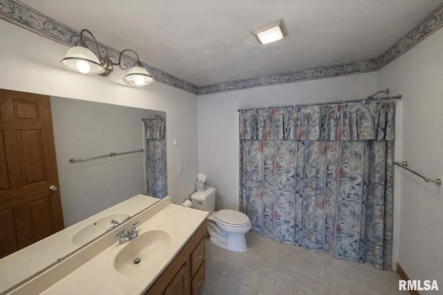 1100 HILLCREST Drive, Washington, IL 61571