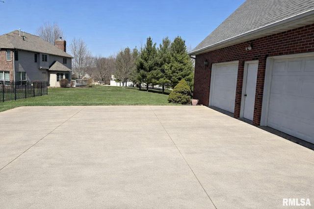 1100 HILLCREST Drive, Washington, IL 61571