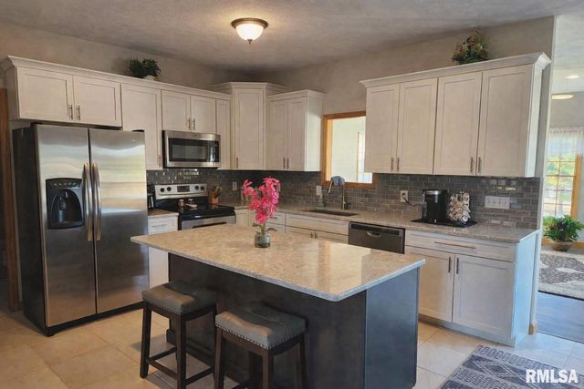 1100 HILLCREST Drive, Washington, IL 61571