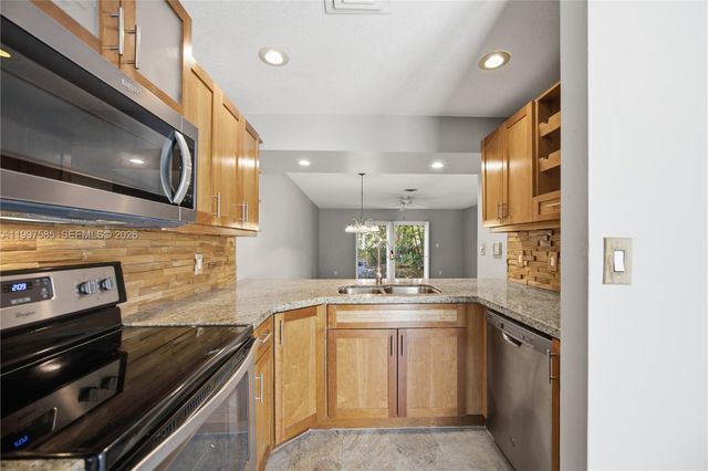 690 SE 23rd Ave 4, Pompano Beach, FL 33062