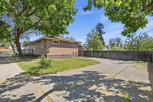 3216 & 3218 N N MAPLE St, Spokane, WA 99205