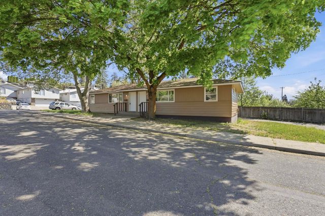 3216 & 3218 N N MAPLE St, Spokane, WA 99205
