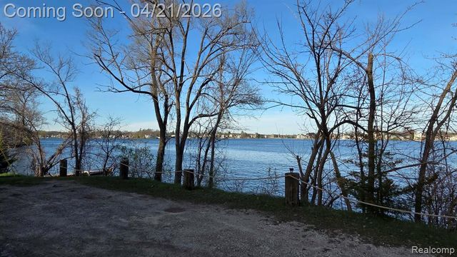 376 Bellevue Avenue, Lake Orion, MI 48362