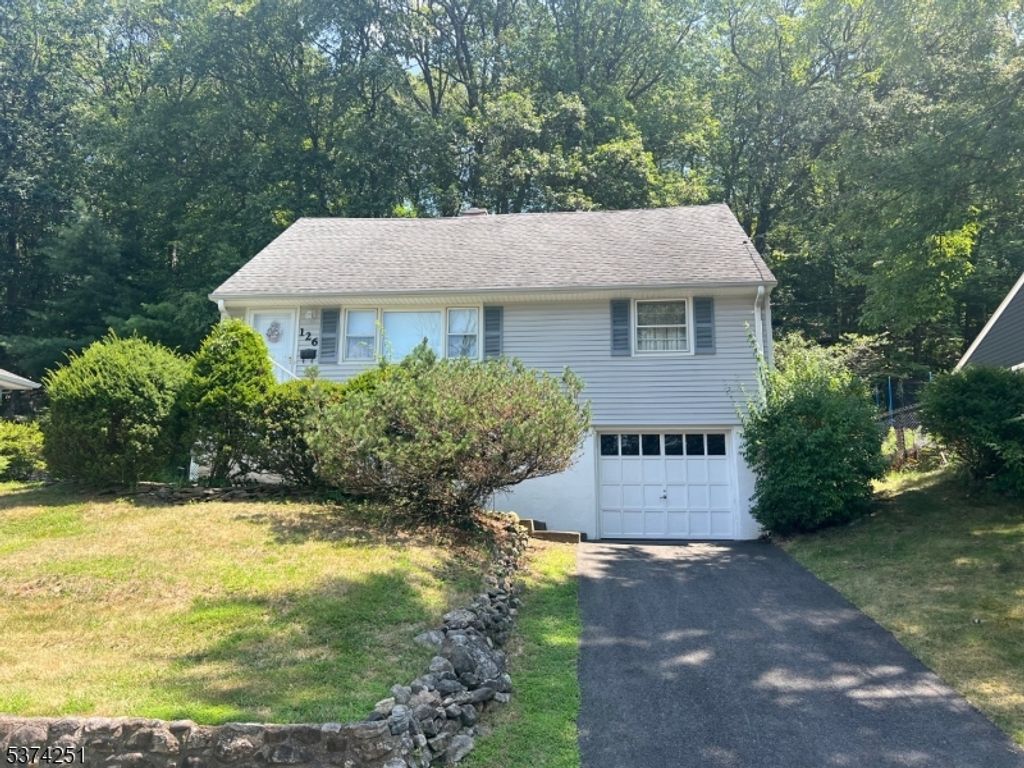 126 Rafkind Rd, Bloomingdale Boro, NJ 07403