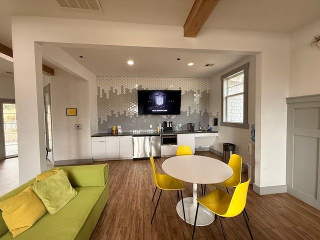 1725 Harvey Mitchell Pkwy 1430, College Station, TX 77840