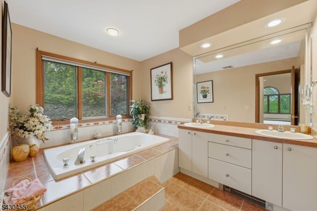 89 Columbus Ave, Totowa Boro, NJ 07512