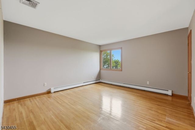 89 Columbus Ave, Totowa Boro, NJ 07512