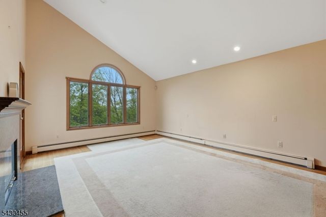 89 Columbus Ave, Totowa Boro, NJ 07512