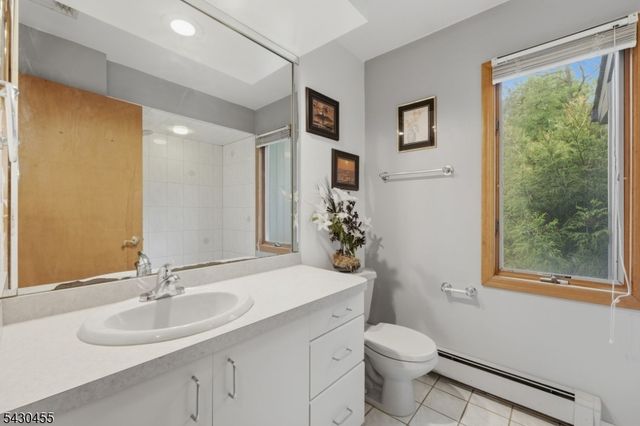 89 Columbus Ave, Totowa Boro, NJ 07512