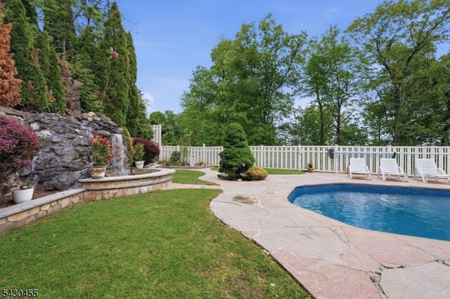89 Columbus Ave, Totowa Boro, NJ 07512