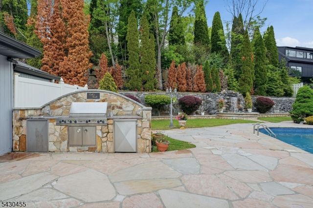 89 Columbus Ave, Totowa Boro, NJ 07512