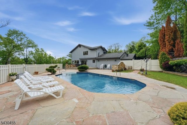 89 Columbus Ave, Totowa Boro, NJ 07512