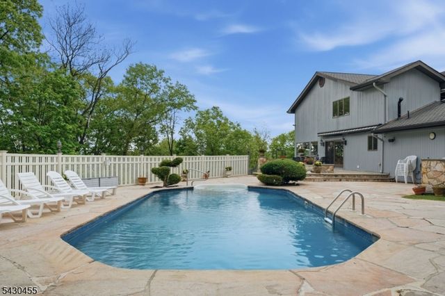 89 Columbus Ave, Totowa Boro, NJ 07512