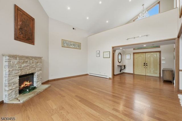 89 Columbus Ave, Totowa Boro, NJ 07512