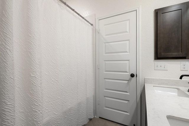 218 Summit DR, Lockhart, TX 78644