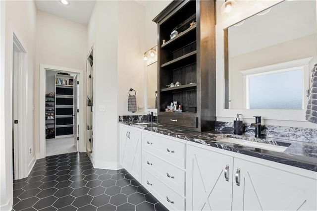 15305 W 172nd Place, Olathe, KS 66062