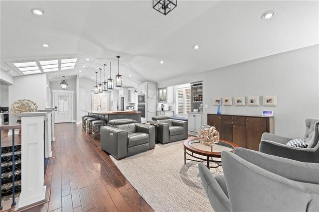 318 Lakeside Drive, Liberty, MO 64068