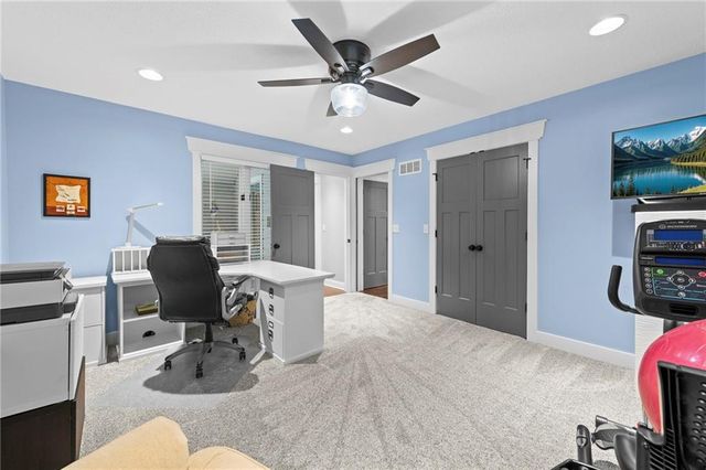 318 Lakeside Drive, Liberty, MO 64068