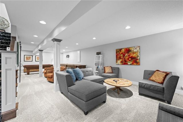 318 Lakeside Drive, Liberty, MO 64068