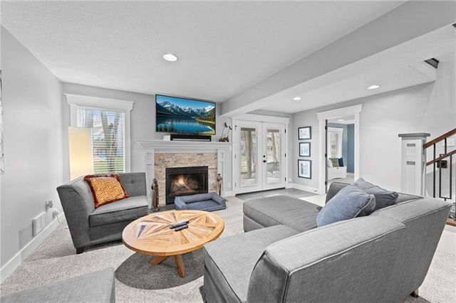 318 Lakeside Drive, Liberty, MO 64068