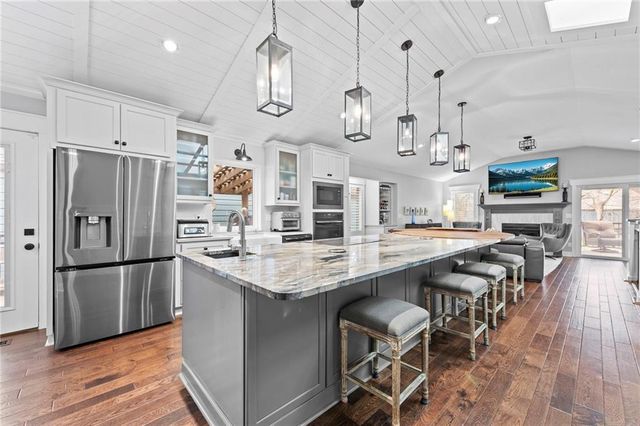 318 Lakeside Drive, Liberty, MO 64068