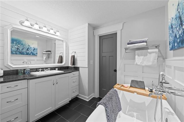 318 Lakeside Drive, Liberty, MO 64068