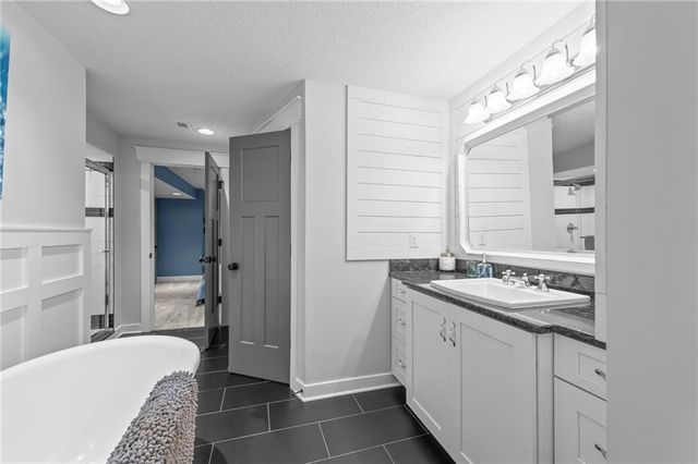 318 Lakeside Drive, Liberty, MO 64068