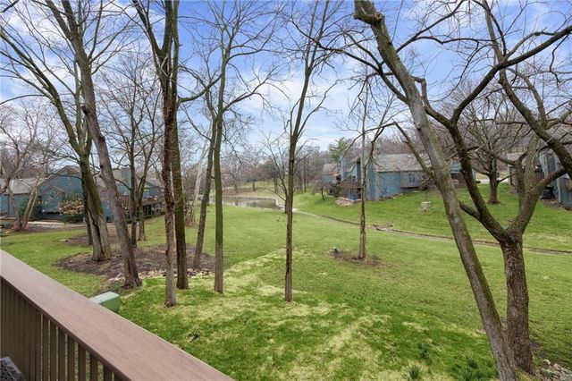 318 Lakeside Drive, Liberty, MO 64068