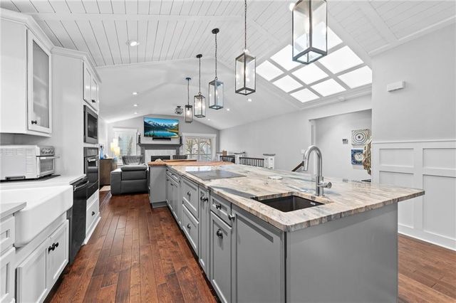 318 Lakeside Drive, Liberty, MO 64068