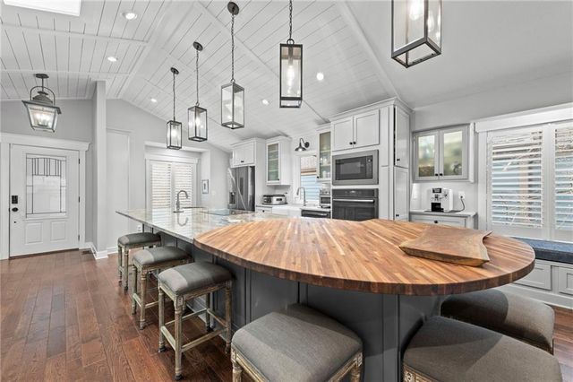 318 Lakeside Drive, Liberty, MO 64068