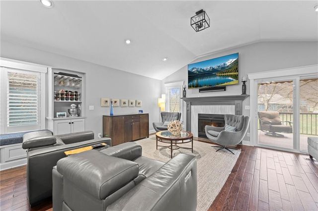 318 Lakeside Drive, Liberty, MO 64068