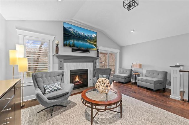 318 Lakeside Drive, Liberty, MO 64068