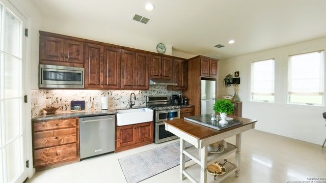 925 Martingale Trail, Bandera, TX 78003