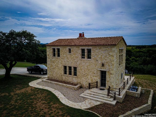 925 Martingale Trail, Bandera, TX 78003