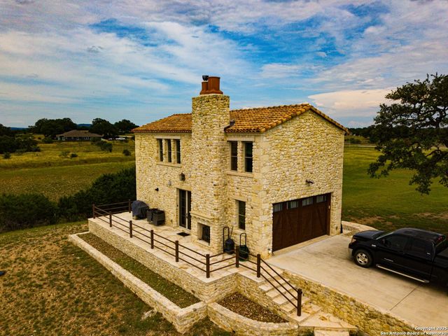 925 Martingale Trail, Bandera, TX 78003