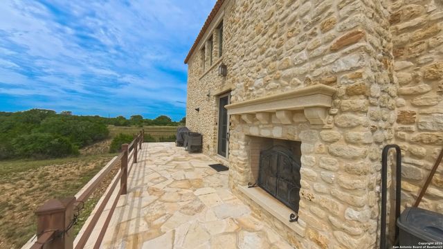 925 Martingale Trail, Bandera, TX 78003