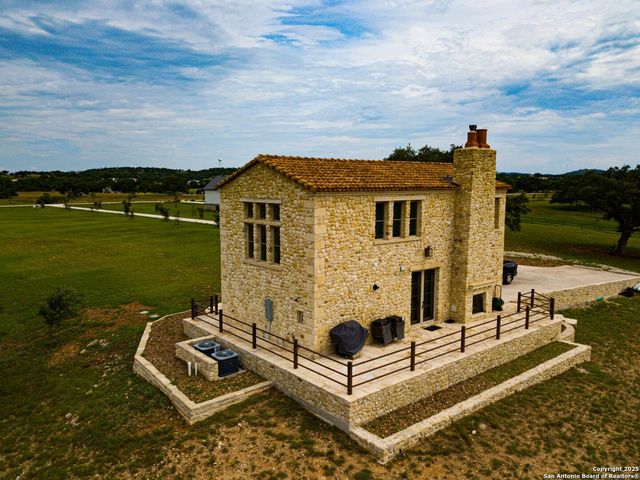 925 Martingale Trail, Bandera, TX 78003