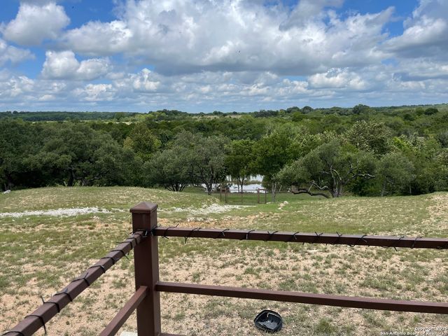 925 Martingale Trail, Bandera, TX 78003