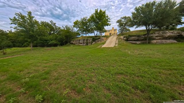 925 Martingale Trail, Bandera, TX 78003