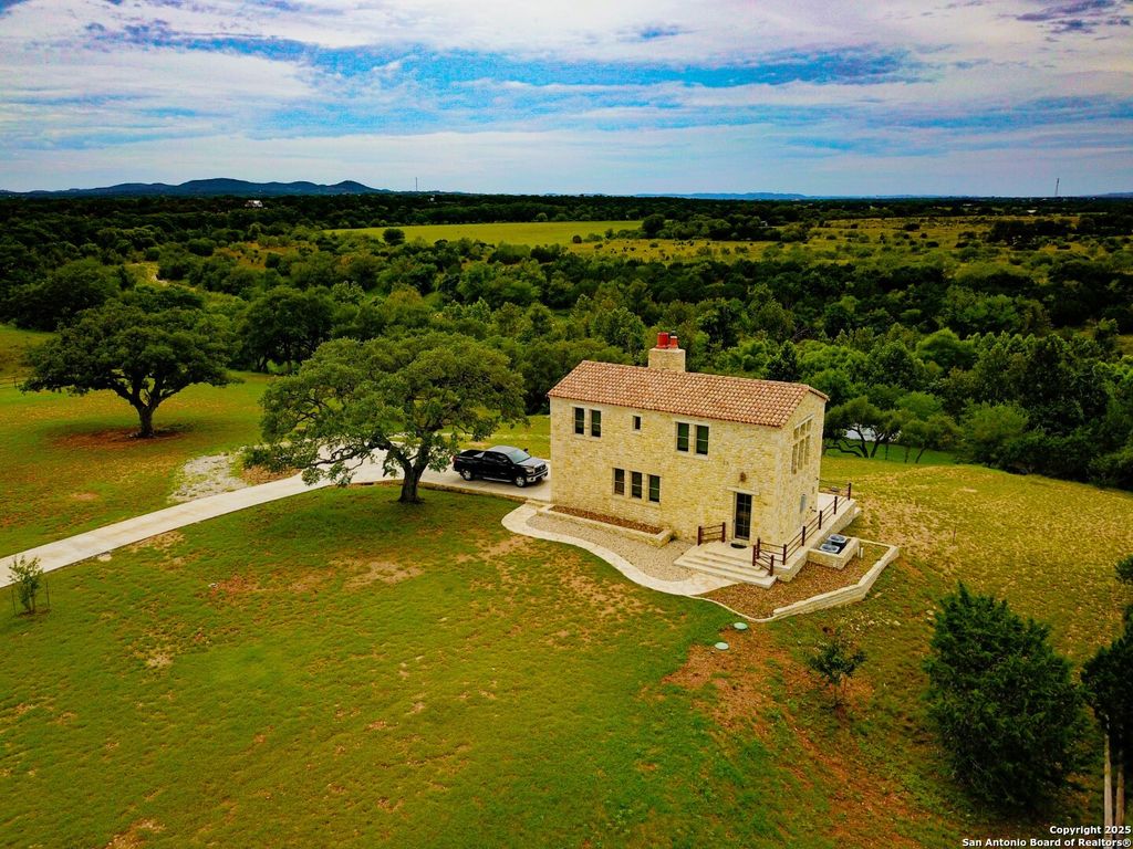 925 Martingale Trail, Bandera, TX 78003