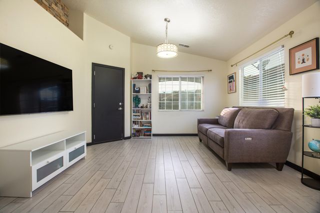 420 Evening Fire Street SW, Albuquerque, NM 87121