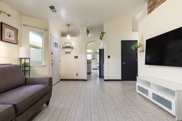 420 Evening Fire Street SW, Albuquerque, NM 87121