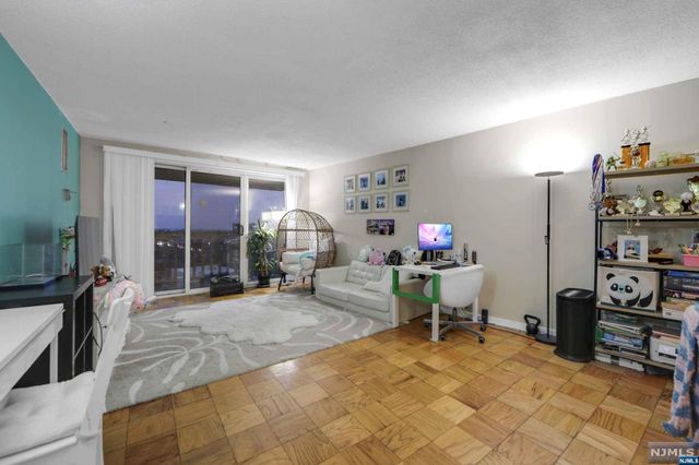 555 North Avenue 23C, Fort Lee, NJ 07024