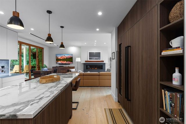 9818 SE 42nd Place, Mercer Island, WA 98040
