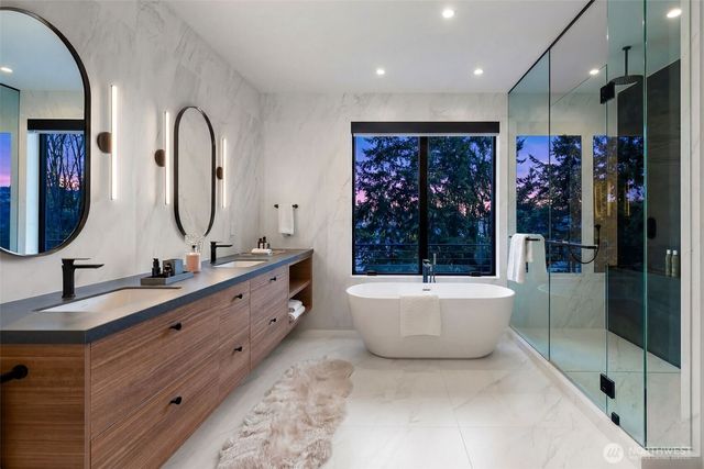 9818 SE 42nd Place, Mercer Island, WA 98040
