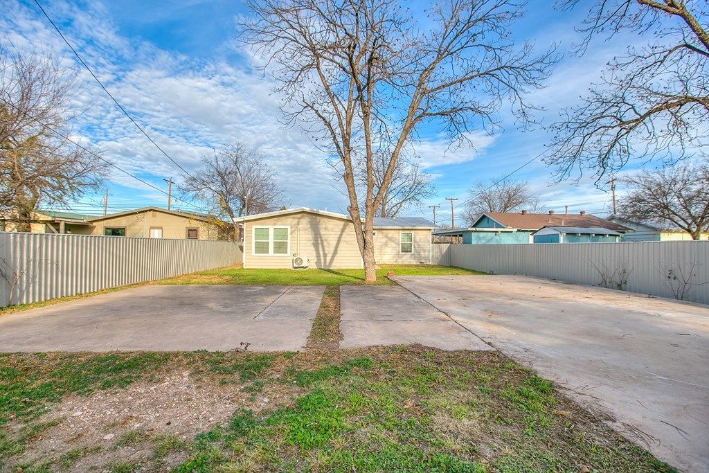 Image 5 of property listing at 1317 N Garfield St, San Angelo, TX 76901