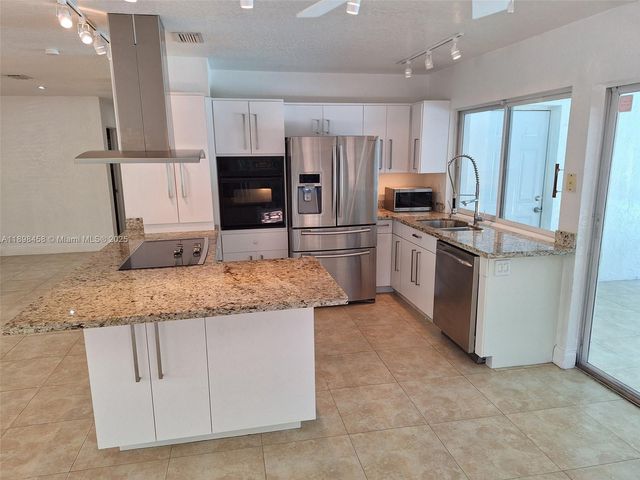 1575 NE 38th St, Oakland Park, FL 33334