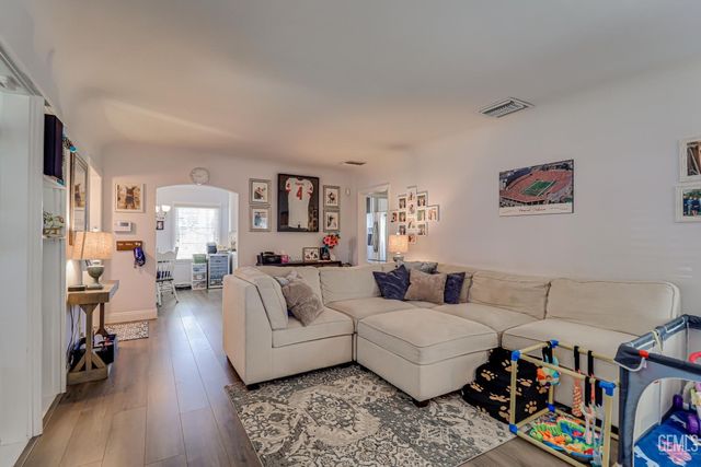 2704 Alturas Drive, Bakersfield, CA 93305